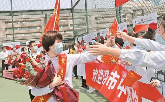 深圳最后一批援鄂醫療隊隊員與家人團聚