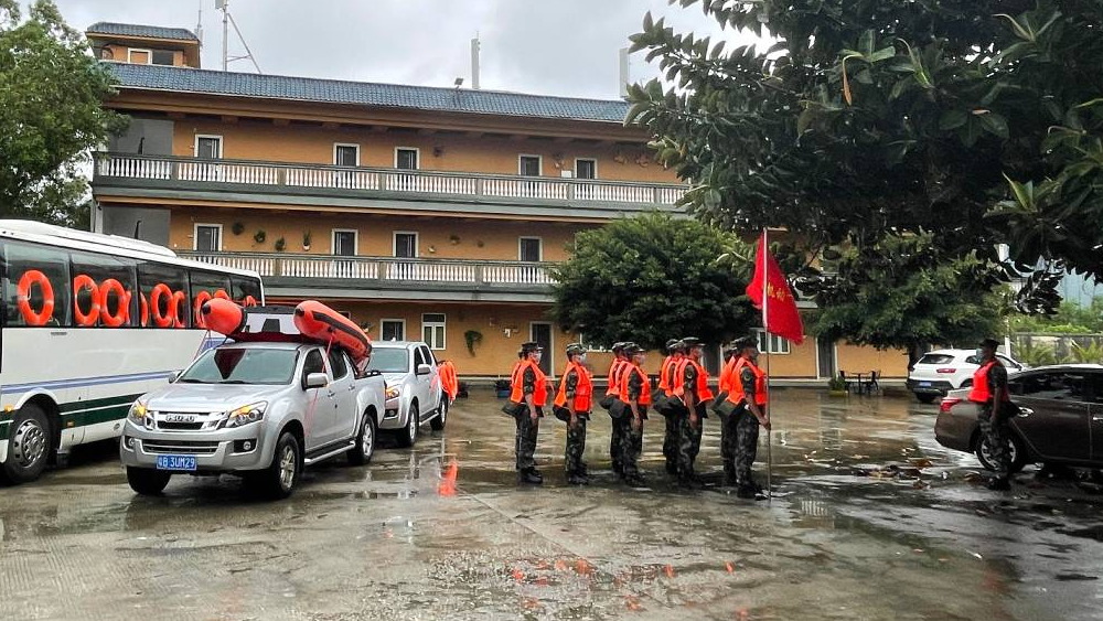 溫暖且堅定，致敬暴雨中的“守護”色！