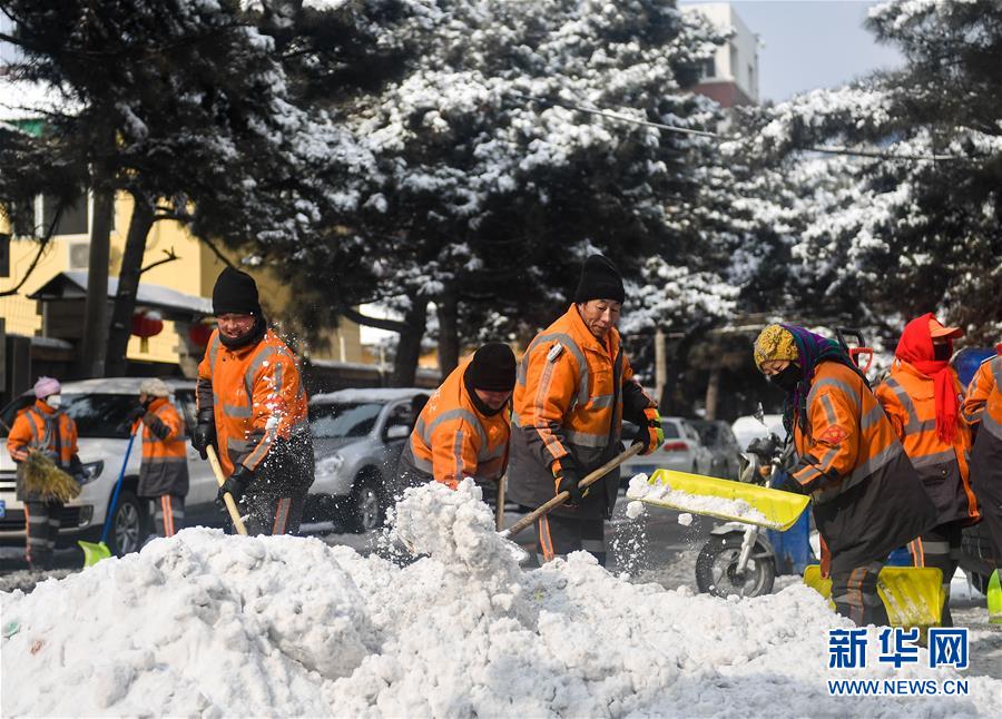 （社會）（1）長春環衛工人清雪保路暢 